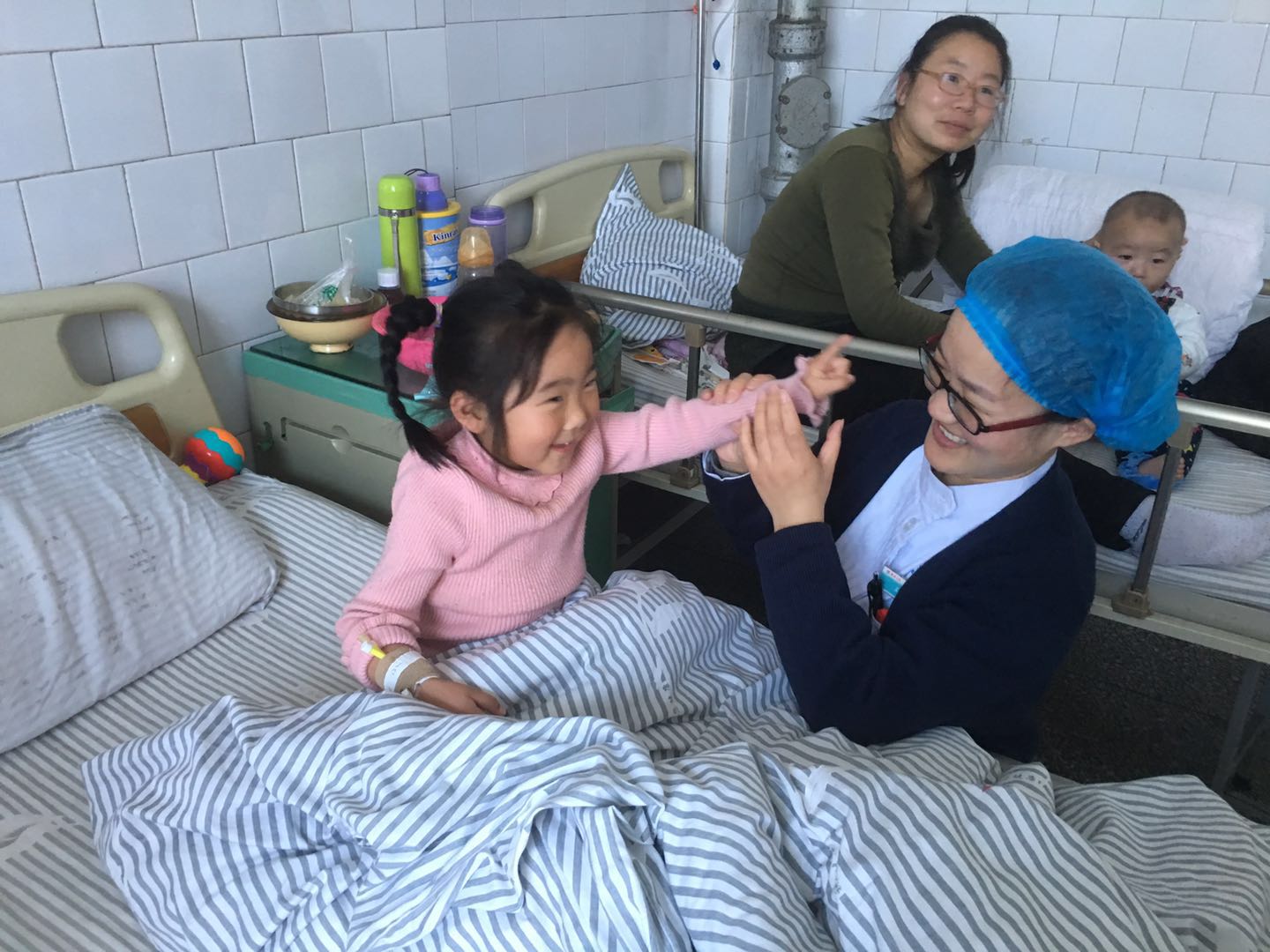 柏林村的4岁小女孩生病住院,爸爸"走丢了",孩子怎么办?